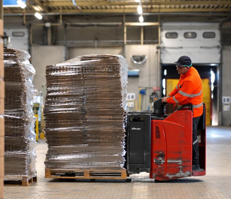 Palette de cartons à plat enlevée sur le quai d'un fournisseur industriel