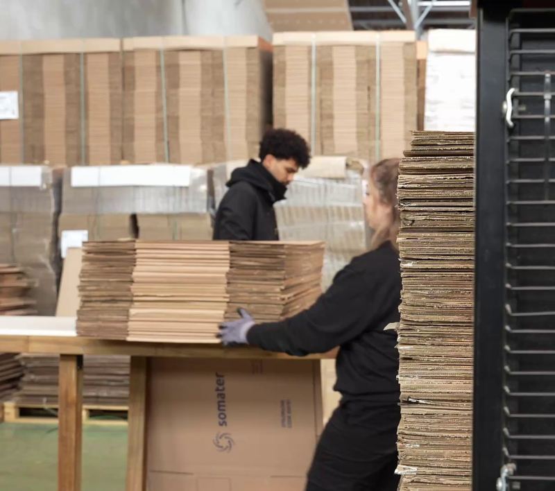 Préparation des cartons triés sur palette