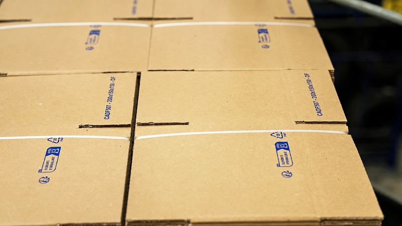 Cartons fabriqués au format 200 × 150 × 150 mm